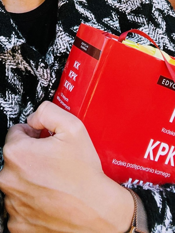 Zawiadamiający a pokrzywdzony w postępowaniu z art. 35&nbsp;u.o.z.