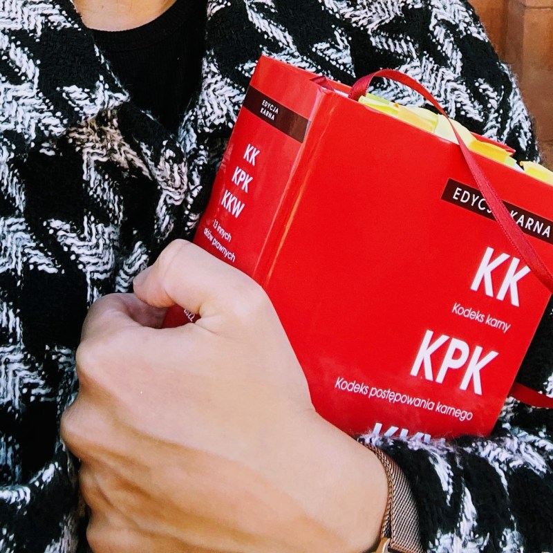 Zawiadamiający a pokrzywdzony w postępowaniu z art. 35&nbsp;u.o.z.